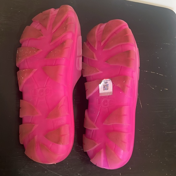 Ugg size 8 pink slides - Picture 4 of 5